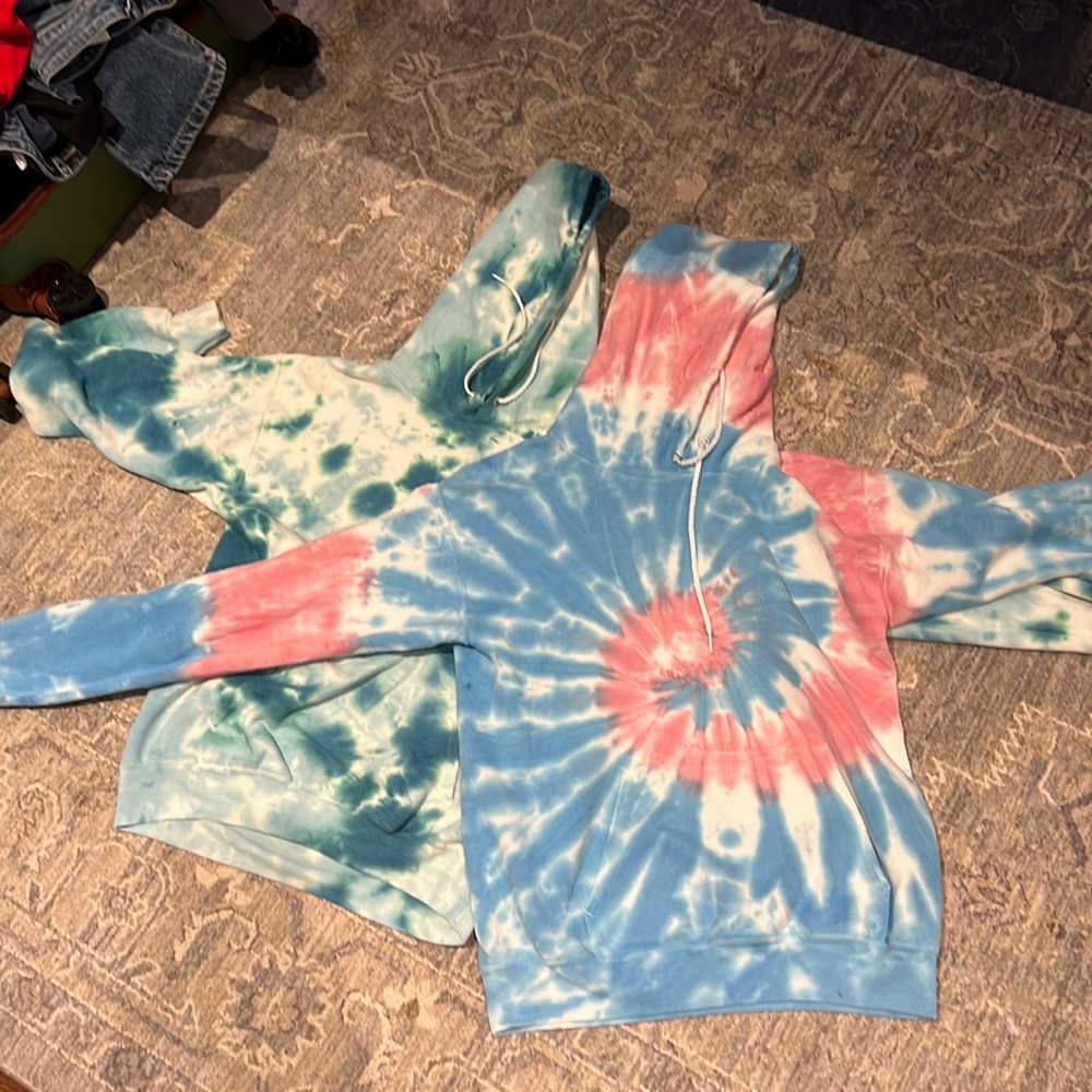 2 tie-dye sweatshirt